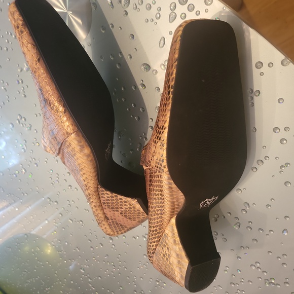 Women Stacy Adam's Snakeskin mules - Picture 2 of 3